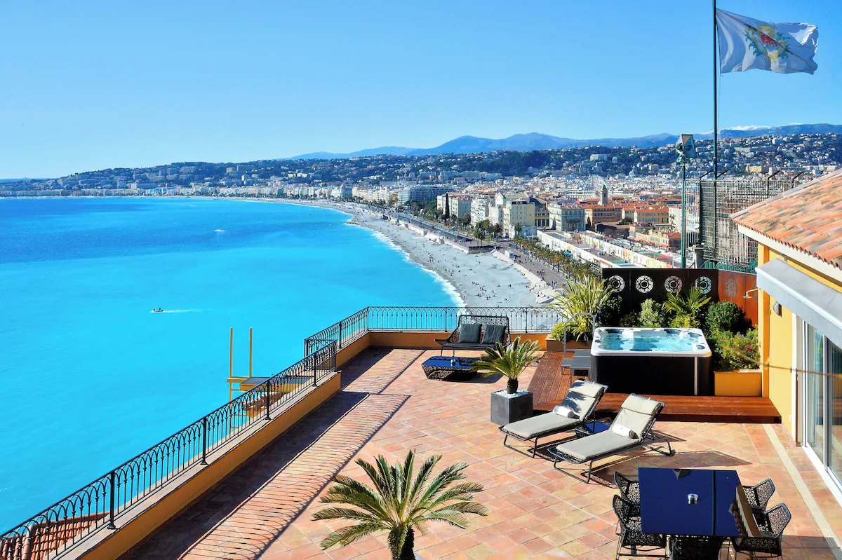 Hôtel La Pérouse above the sea in Nice